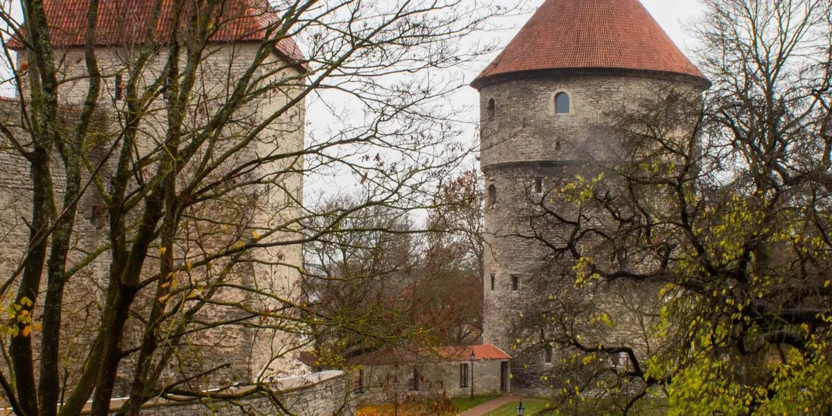 Kasteel met herfstbladeren