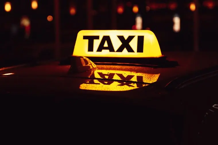 Elektrische taxi en rolstoeltaxi in Arnhem, taxibordje bij avond